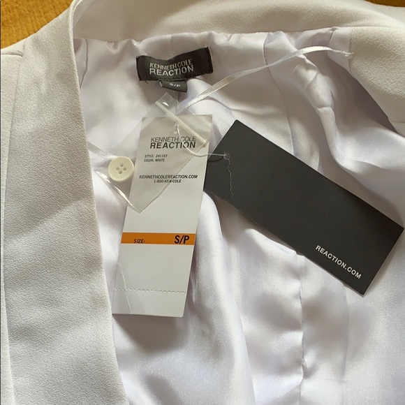 Clean, crisp white blazer w/ shoulder pads - Picture 4 of 7